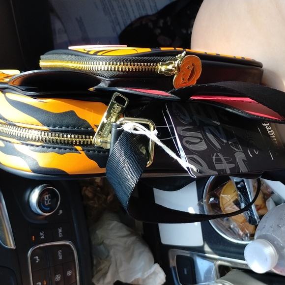 Loungefly Disney Tigger Vampire Crossbody NWT - Picture 5 of 12